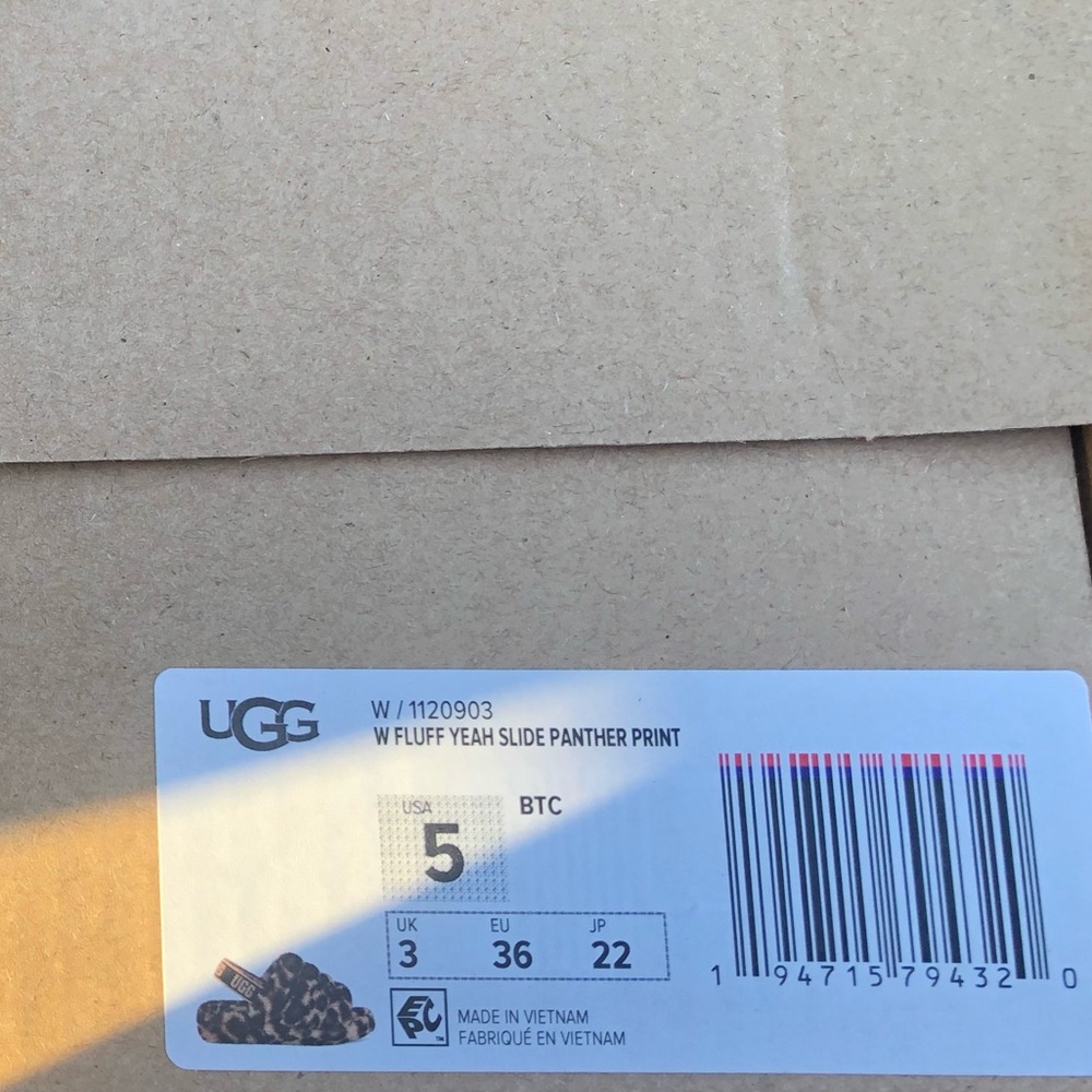 UGG “Fluff Yeah Slide” in Panther Print